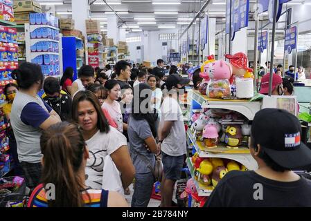 Mandaluyong City, Regione Capitale Nazionale, Filippine. 14 Marzo 2020. La gente di Mandaluyong City ha continuato a prendere il panico in questo negozio di alimentari. Ci sono stati 2 casi confermati di CoViD-19 e l'unità governativa locale ha annunciato un possibile blocco dalla quarantena comunitaria. Credit: George Buid/Zuma Wire/Alamy Live News Foto Stock