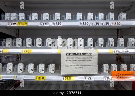 Scaffali di igienizzatore a mano vuoti ad Asda, Brighton. Foto Stock