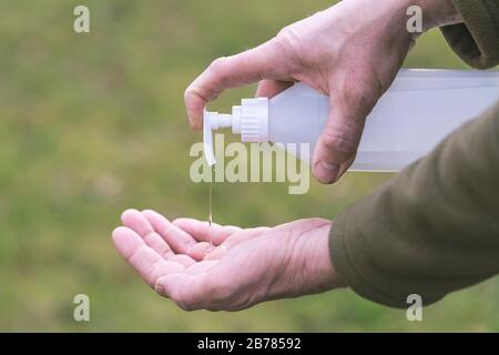 Usare un disinfettante con gel di alcol per pulire o lavare le mani. Protezione antibatterica contro il virus Corona 19. Protezione all'aperto contro i virus i Foto Stock