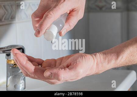 Utilizzare una piccola bottiglia di disinfettante con gel di alcol per pulire o lavare le mani. Batteri anti virus, cura della pelle sporca. Protezione contro l'infettio del virus della corona Foto Stock