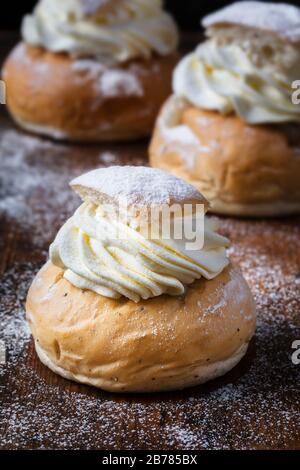 Semla, vastlakukkel, fastelavnsbolle, fastlagsbulle, Semlor, tradizionale bun scandinavo ed estone. Conigli di cardamomo ripieni di crema con pasta di mandorle. O Foto Stock