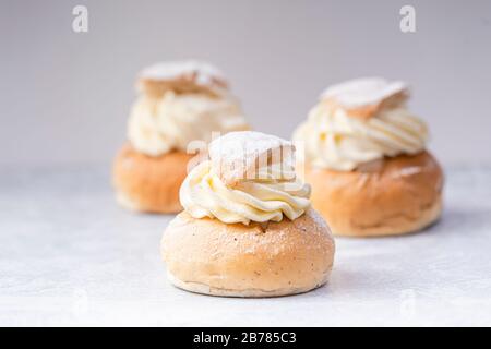 Semla, vastlakukkel, fastelavnsbolle, fastlagsbulle, Semlor, tradizionale bun scandinavo ed estone. Conigli di cardamomo ripieni di crema con pasta di mandorle. WH Foto Stock