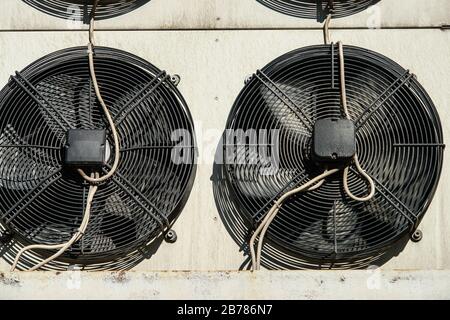 Impianto di climatizzazione e di refrigerazione esterno - compressori e condensatori Foto Stock