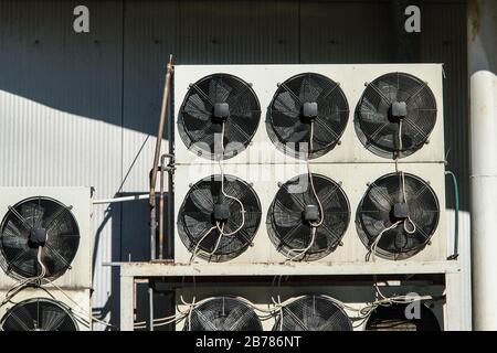 Impianto di climatizzazione e di refrigerazione esterno - compressori e condensatori Foto Stock