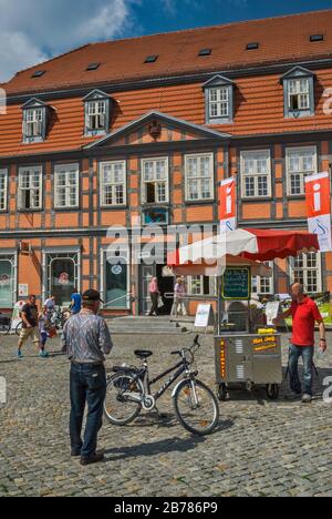 Venditore di hot dog di fronte a Haus des Gastes e Löwen-Apotheke a Neuer Markt New Market Square a Waren, Meclemburgo-Pomerania occidentale, Germania Foto Stock