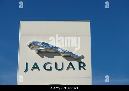 Ryazan, Russia - 15 maggio 2017: Jaguar, Land Rover firma la concessionaria contro il cielo blu Foto Stock