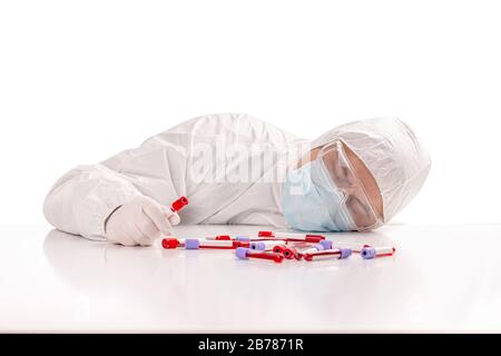 Scienziato esausto che dorme in laboratorio, prelevare una provetta per l'analisi del sangue sulla scrivania Foto Stock