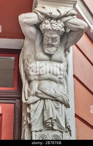 Figura dell'Atlante in casa a Wasserstrasse a Rostock, Meclemburgo-Pomerania occidentale, Germania Foto Stock