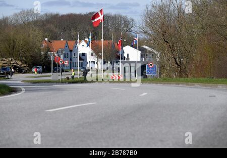 Flensburg, Germania. 14 Marzo 2020. La strada che attraversa il confine tedesco-danese verso la Germania è priva di automobili. A causa della crisi di Corona, la Danimarca ha chiuso i suoi confini fino a nuovo avviso. Credit: Carsten Rehder/Dpa/Alamy Live News Foto Stock