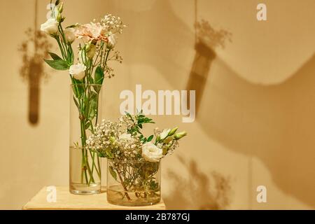 Decorazioni floreali originali sotto forma di mini-vasi e mazzi di fiori appesi al soffitto Foto Stock