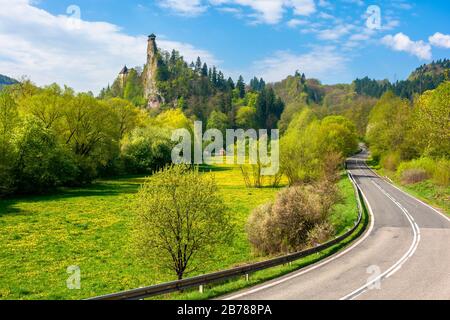 Castello di Orava sulla roccia alta e ripida vicino alla roccia. Una delle più belle fortezze medievali della Slovacchia. Destinazione di viaggio popolare. bella sunn Foto Stock