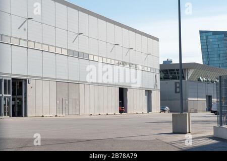 Vienna. 14 Marzo 2020. La foto scattata il 14 marzo 2020 mostra un aspetto all'aperto della Messe Vienna, una grande sala espositiva che si sta trasformando in un ospedale temporaneo per pazienti affetti da coronavirus a Vienna, Austria. Secondo i media austriaci, la sala espositiva Messe Vienna è in preparazione per un grande ospedale e la prossima settimana saranno disponibili 880 posti letto. La struttura è destinata a pazienti con un decorso lieve della malattia, ma che non possono essere curati a casa. Credit: Guo Chen/Xinhua/Alamy Live News Foto Stock