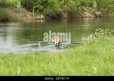 Uomo in canoa che canottola sul fiume Wye vicino Ross-on-Wye, le Marche, Inghilterra Foto Stock
