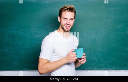 Tempo di fare una pausa. Uomo in classe. Tempo di riposo. vita universitaria. Insegnante di scuola ha bisogno di pausa caffè. Buona mattina. Ritorno a scuola. Energia e ispirazione per l'istruzione. Uomo a bordo nero bere caffè. Foto Stock