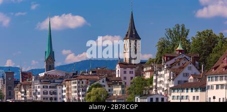 Chiesa di San Pietro e le famose case Fraumunster lungo il fiume Limmat nella città vecchia di Zurigo, la più grande città della Svizzera Foto Stock