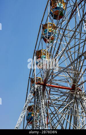 Ruota panoramica nel parco di divertimenti Foto Stock