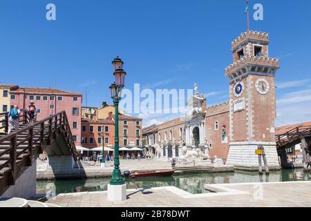 Campo de l'Arsenal e Ponte dell'Arsenal o del Paradiso con l'ingresso all'Arsenal sul Rio de l'Arsenale, Venezia, Veneto, Italia Foto Stock