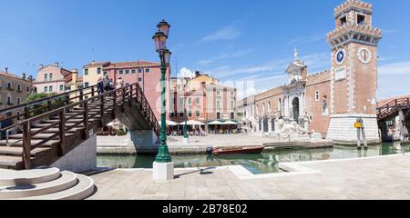 Campo de l'Arsenal e Ponte dell'Arsenal o del Paradiso con l'ingresso all'Arsenal sul Rio de l'Arsenale, Venezia, Veneto, Italia Foto Stock