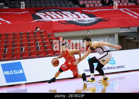 Funabashi Arena, Chiba, Giappone. 14 Marzo 2020. (Da L a R) Yuki Togashi (Jets), Ryan Rossiter (Brex), 14 MARZO 2020 - Pallacanestro : 2019-20 B.LEAGUE B1 gioco tra Chiba Jets 80-88 Utsunomiya Brex alla Funabashi Arena, Chiba, Giappone. Credit: Yutaka/AFLO SPORT/Alamy Live News Foto Stock