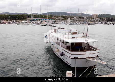 Yacht ricreativo ormeggiato nel molo di Roc de Sant Gaieta, Tarragona, Spagna. Foto Stock