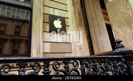 Glasgow, Scozia, Regno Unito, 14 marzo 2020: Apple Store chiuso per Coronavirus anche se non vi è alcun avviso le porte sono chiuse e il personale può essere visto informare i clienti, presso il negozio in Buchanan Street il miglio stile della città. . Gerard Ferry/Alamy Live News Foto Stock