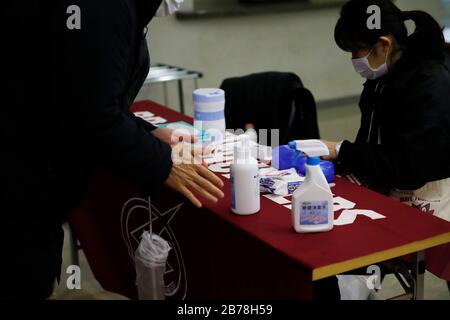 Todoroki Arena, Kanagawa, Giappone. 14 Marzo 2020. Alcol spray igienizzante mani è visto in mostra, 14 MARZO 2020 - Pallacanestro : 2019-20 B.LEAGUE B1 gioco tra Kawasaki Brave Thunders - Levanga Hokkaido a Todoroki Arena, Kanagawa, Giappone. Credit: Naoki Morita/Aflo Sport/Alamy Live News Foto Stock