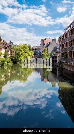 Norimberga 2019. Palazzi costruiti sulle rive del fiume Pegnitz. Siamo in una calda e nuvolosa giornata estiva. 2019 agosto a Norimberga Foto Stock