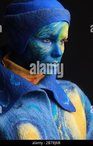 Pittura vivente - donna completamente ricoperta di spessa vernice, progetto di body art ispirato alla pittura di Starry Night Van Gogh. Indossare abiti in feltro Foto Stock
