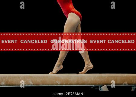 avvertenza evento nastro annullato coronavirus in background femminile gymnast performance on balance beam Foto Stock
