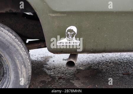 Southend-on-Sea, Regno Unito. 14 Marzo 2020. Un motivo Greta Thunberg su un'auto, vicino al tubo di scarico con lo slogan "How dare You". Penelope Barritt/Alamy Live News Foto Stock