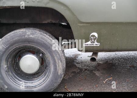 Southend-on-Sea, Regno Unito. 14 Marzo 2020. Un motivo Greta Thunberg su un'auto, vicino al tubo di scarico con lo slogan "How dare You". Penelope Barritt/Alamy Live News Foto Stock