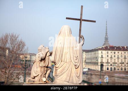 Statua con croce a Torino, vista sulla città di Torino Foto Stock