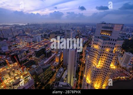 vista ad alto angolo degli edifici finanziari di singapore al mattino Foto Stock