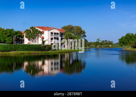 Fotografia di paesaggio a colori di una comunità gated in Florida che mostra diversi stili di condominio circondato da laghi artificiali. Foto Stock