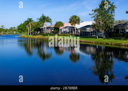 Fotografia di paesaggio a colori di una comunità gated in Florida che mostra diversi stili di condominio circondato da laghi artificiali. Foto Stock