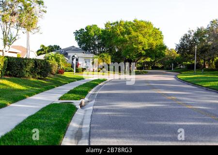 Fotografia di paesaggio a colori di una comunità gated in Florida che mostra diversi stili di condominio circondato da laghi artificiali. Foto Stock