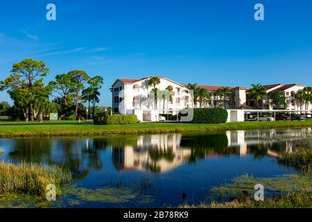 Fotografia di paesaggio a colori di una comunità gated in Florida che mostra diversi stili di condominio circondato da laghi artificiali. Foto Stock