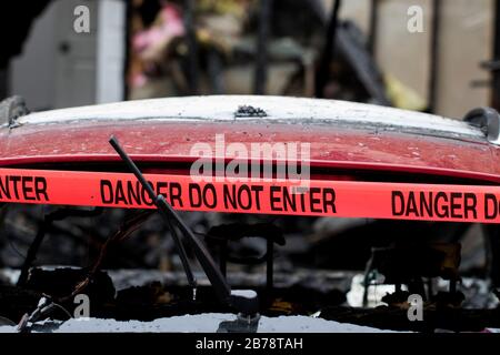 Incidente auto fuoco auto primo piano su indagini arson. Il finestrino posteriore si è rotto a causa di un incendio danneggiato. Fuoco Marshal fuoco indagine di auto bruciata. Rosso non e Foto Stock