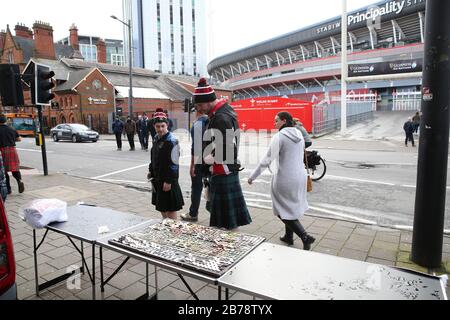 Cardiff, Regno Unito. 14 Marzo 2020. I fan di Rugby fuori dal Principato Stadium di Cardiff, Galles del Sud, sabato 14 marzo 2020 . Sarebbero stati all'interno dello stadio guardando il Galles contro Scozia partita sei nazioni che è stato annullato ieri a causa della situazione di coronavirus. PIC di Andrew Orchard/Alamy Live News Foto Stock