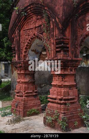 Colonne frontali e pannello principale di Aatchala Dol Mancha o Holi Padiglione consiste di ricche opere di terracotta sulla mitologia indù appartiene alla famiglia Roy, Foto Stock