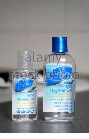Bottiglie di gel igienizzante per le mani, acquisto di panico e sequestro a causa della pandemia di coronavirus covid-19 Foto Stock