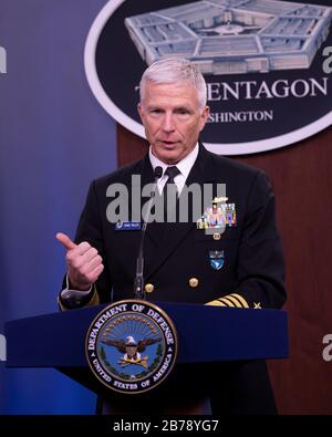 Il comandante del comando del sud degli Stati Uniti, l'ammiraglio Craig Faller, tiene un briefing per i mezzi di comunicazione sull'USSOUTHCOM e la strategia nazionale di difesa alla stanza di Briefing del Pentagono 11 marzo 2020 ad Arlington, Virginia. Foto Stock