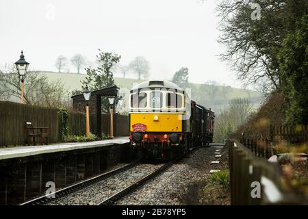 Una locomotiva elettrica diesel di classe 33 che esegue un'esperienza diesel Il percorso attraversa la stazione di Stogumber sulla West Somerset Railway linea heritage Foto Stock