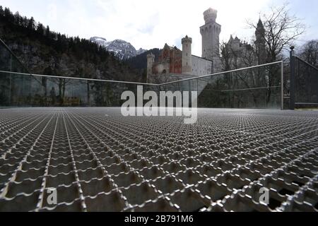 Schwangau, Germania. 14 Marzo 2020. La piattaforma panoramica sotto il Castello di Neuschwanstein è deserta. A causa del virus della corona, il Palazzo Bavarese e l'Amministrazione del Lago hanno chiuso numerosi luoghi di interesse in Baviera ai visitatori. Credit: Karl-Josef Hildenbrand/Dpa/Alamy Live News Foto Stock