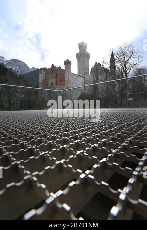 Schwangau, Germania. 14 Marzo 2020. La piattaforma panoramica sotto il Castello di Neuschwanstein è deserta. A causa del virus della corona, il Palazzo Bavarese e l'Amministrazione del Lago hanno chiuso numerosi luoghi di interesse in Baviera ai visitatori. Credit: Karl-Josef Hildenbrand/Dpa/Alamy Live News Foto Stock