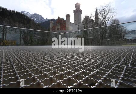 Schwangau, Germania. 14 Marzo 2020. La piattaforma panoramica sotto il Castello di Neuschwanstein è deserta. A causa del virus della corona, il Palazzo Bavarese e l'Amministrazione del Lago hanno chiuso numerosi luoghi di interesse in Baviera ai visitatori. Credit: Karl-Josef Hildenbrand/Dpa/Alamy Live News Foto Stock