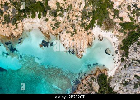 VEDUTA AEREA DELLA SPIAGGIA DI CALA NAPOLETANA A CAPRERA, SARDEGNA Foto Stock