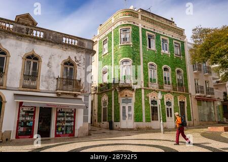 Lagos, Portogallo - 5 marzo 2020: Casa con piastrelle di ceramica verde al Praca de Camoes Foto Stock