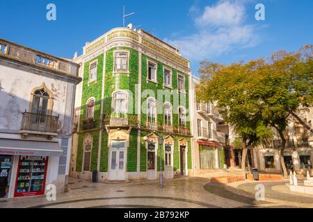 Lagos, Portogallo - 5 marzo 2020: Casa con piastrelle di ceramica verde al Praca de Camoes Foto Stock