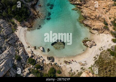 VEDUTA AEREA DELLA SPIAGGIA DI CALA NAPOLETANA A CAPRERA, SARDEGNA Foto Stock